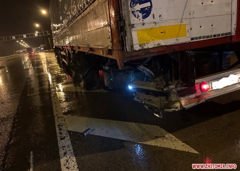 Уночі поблизу Житомира Skoda заїхала під вантажівку: пасажир помер, водія госпіталізували Изображение 4