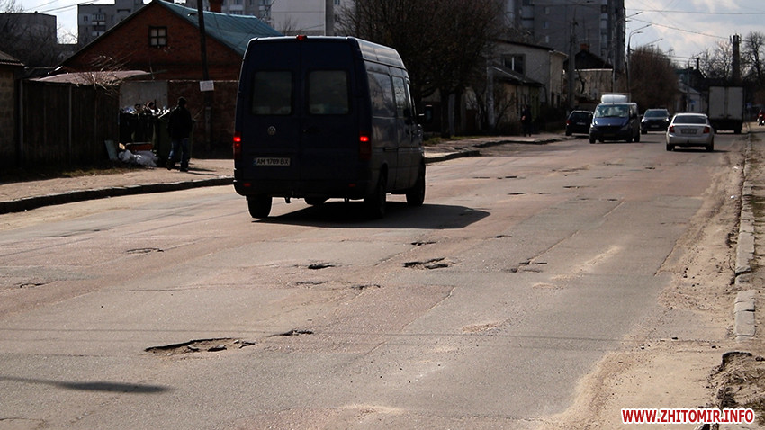 Житомирські комунальники почнуть латати дороги в місті з середини квітня.ВІДЕО Фото 6