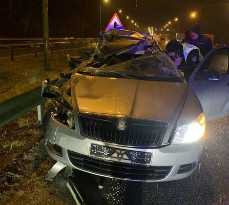 Уночі поблизу Житомира Skoda заїхала під вантажівку: пасажир помер, водія госпіталізували Фото 1