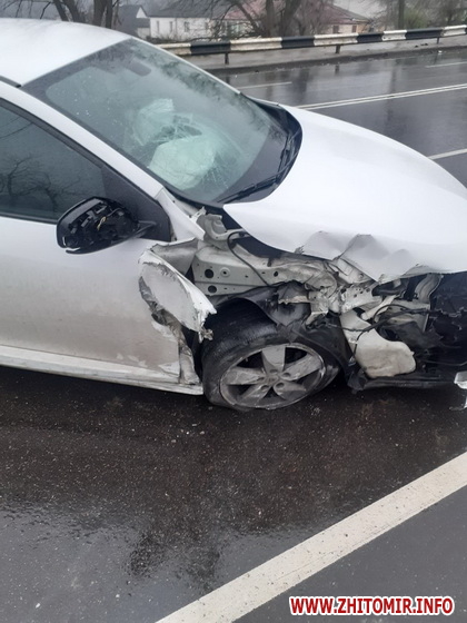 На Чуднівському мосту в Житомирі 19-річний водій на Renault врізався у відбійник.ФОТО Изображение 2