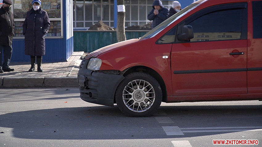 На Чуднівській у Житомирі Mazda від удару з Volkswagen збила пішохода, який переходив дорогу на зелене світло Изображение 2