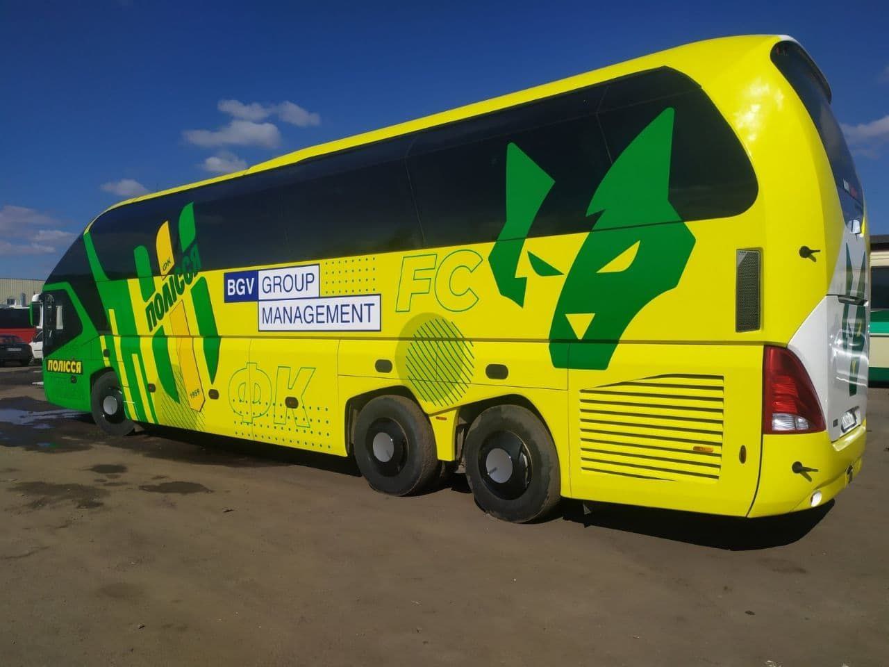 У Житомирі показали новий клубний автобус ФК Полісся після брендування. ФОТО Изображение 4