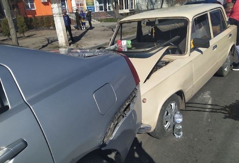 На Чуднівській у Житомирі зіткнулися ВАЗ, Mitsubishi та Hyundai, госпіталізували 17-річну пасажирку Фото 1