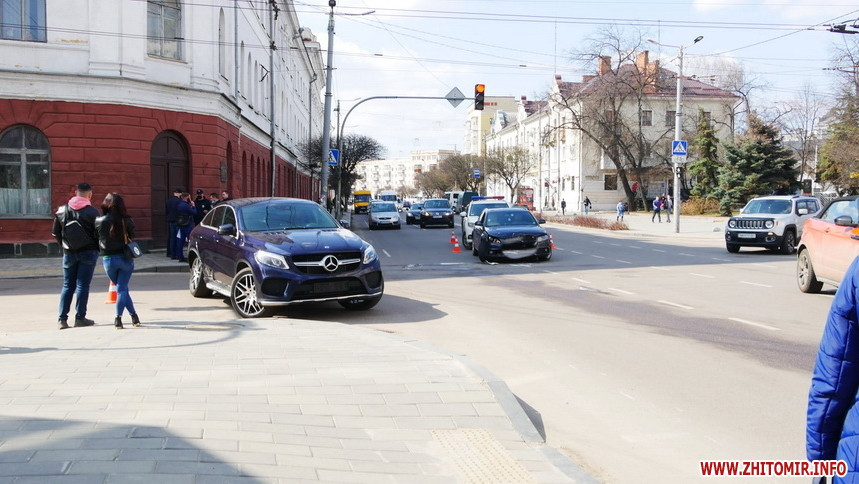 У центрі Житомира не розминулись Mercedes та Audi, рух транспорту ускладнений. ФОТО Фото 5