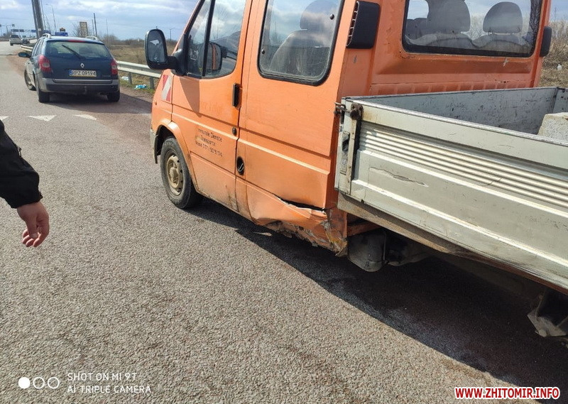 На коростишівській об’їзній у подвійній ДТП постраждав один з водіїв, а інший - покинув авто. ФОТО Изображение 2