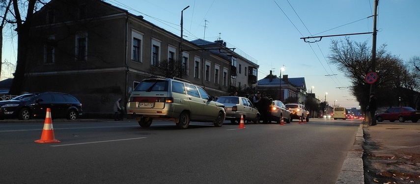 В центрі Житомира біля собору зіштовхнулися три автомобілі, двох водіїв забрала швидка Фото 1