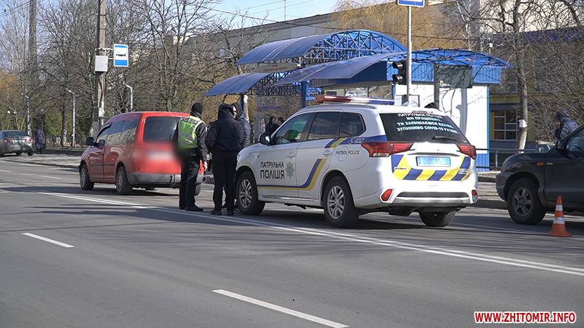 На Чуднівській у Житомирі Mazda від удару з Volkswagen збила пішохода, який переходив дорогу на зелене світло Изображение 4