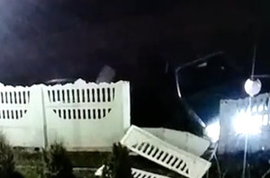 У Житомирі розшукують автомобіль, який розвалив бетонну огорожу дитсадка на Крошні і втік.ВІДЕО