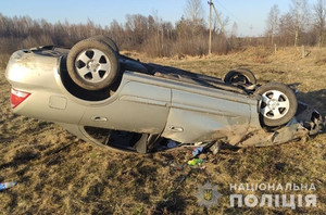 У селі Житомирської області Nissan злетів з дороги і кілька разів перекинувся: водій загинув на місці