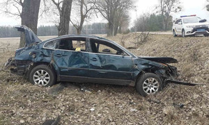 У селі Житомирської області Volkswagen з’їхав з дороги і перекинувся: водій і 17-річна пасажирка у лікарні