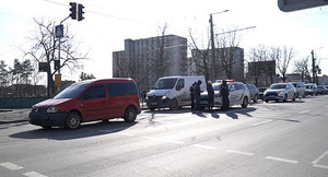 На Чуднівській у Житомирі Mazda від удару з Volkswagen збила пішохода, який переходив дорогу на зелене світло