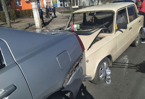 На Чуднівській у Житомирі зіткнулися ВАЗ, Mitsubishi та Hyundai, госпіталізували 17-річну пасажирку