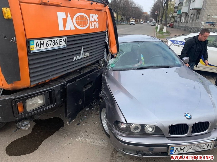 У Житомирі на перехресті комунальний МАЗ зачепив BMW: від удару легковик викинуло на тротуар, пасажирка травмована. ФОТО Изображение 4