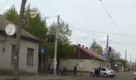 Очевидці виклали відео ДТП, де автомобіль на перехресті у Житомирі збив дитину на велосипеді