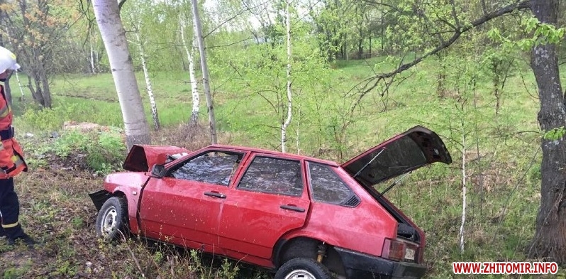 На околиці Житомира ВАЗ з’їхав у кювет та врізався в дерево, водій травмувався Фото 3