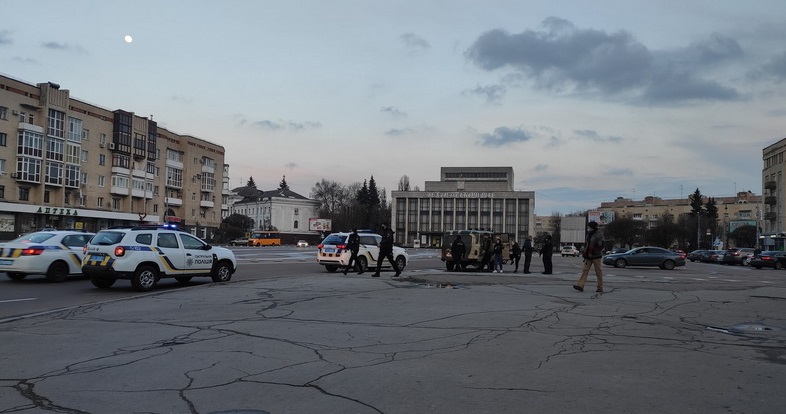 На майдані Соборному у Житомирі поліція розбирається у конфлікті між двома водіями. ВІДЕО