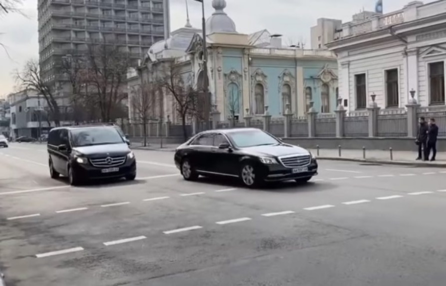 На відео показали, як їздить кортеж Зеленського. ВІДЕО