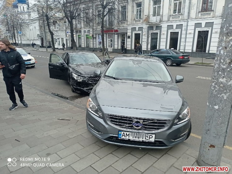 В центрі Житомира автомобіль Volvo підрізав Infiniti Фото 3
