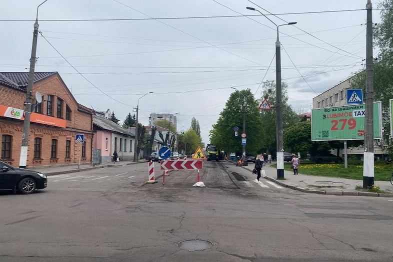 У Житомирі почали ремонт вулиці Ріхтера: частково обмежили рух і зрізають асфальт. ФОТО Фото 1