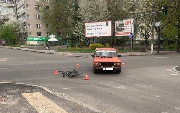 На перехресті у Житомирі зіткнулися ВАЗ та велосипедист, водія двоколісника госпіталізували Изображение 2