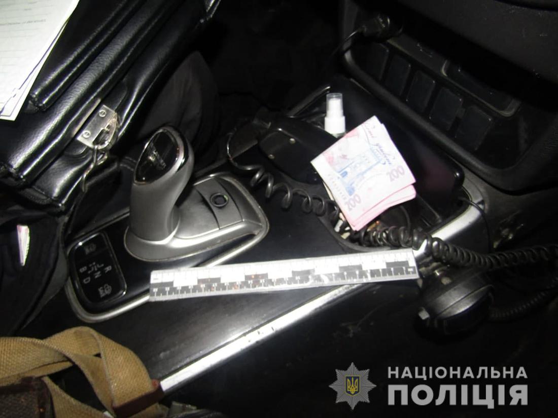 У Бердичеві поліцейські зупинили Рeugeot, який їхав з відкритими дверцятами, нетверезий водій запропонував хабар. ВІДЕО Изображение 2