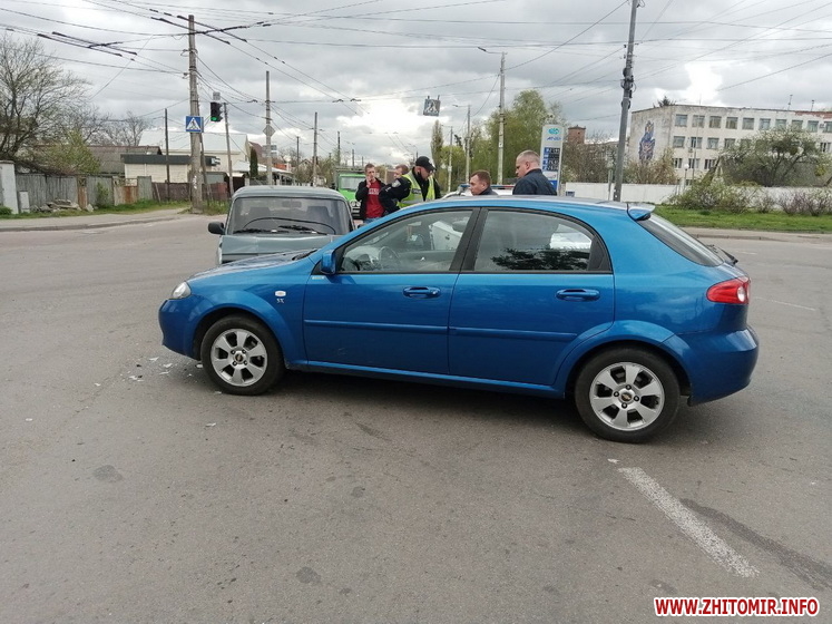 На перехресті у Житомирі не розминулись ВАЗ та Chevrolet. ФОТО Изображение 2