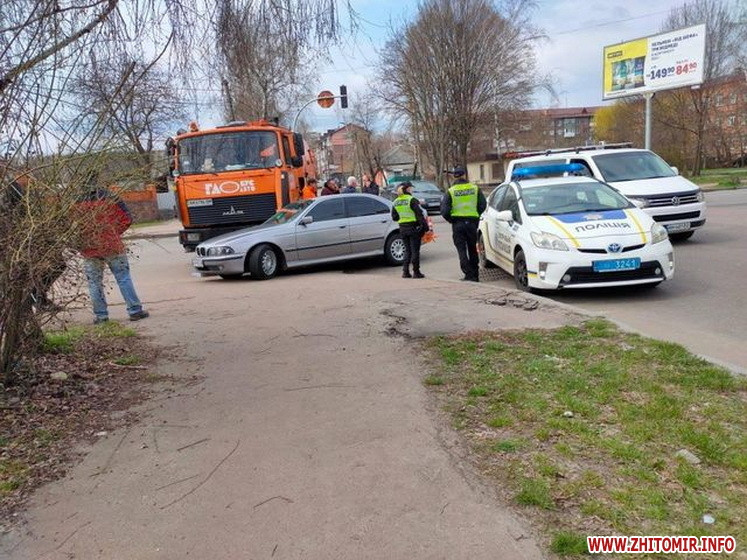 У Житомирі на перехресті комунальний МАЗ зачепив BMW: від удару легковик викинуло на тротуар, пасажирка травмована. ФОТО Изображение 2