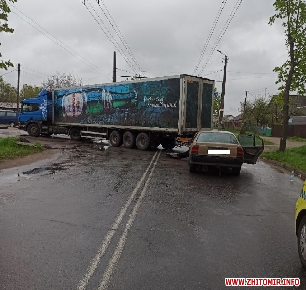 На перехресті в Житомирі зіткнулися Scania та Opel, водія легкового автомобіля забрала швидка. ФОТО Изображение 4