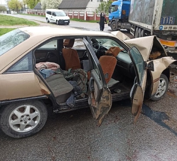 На перехресті в Житомирі зіткнулися Scania та Opel, водія легкового автомобіля забрала швидка. ФОТО