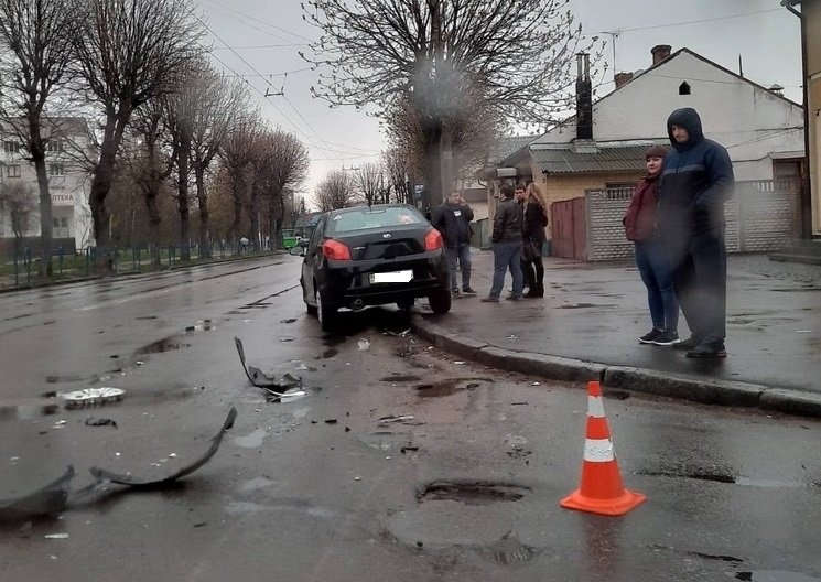 На перехресті вулиць Лесі Українки та Покровської два автомобілі не поділили регульоване перехрестя. ФОТО
