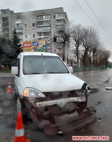 На перехресті вулиць Лесі Українки та Покровської два автомобілі не поділили регульоване перехрестя. ФОТО Фото 3