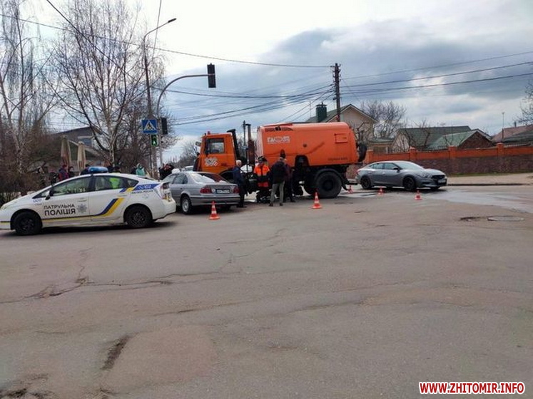 У Житомирі на перехресті комунальний МАЗ зачепив BMW: від удару легковик викинуло на тротуар, пасажирка травмована. ФОТО Фото 3