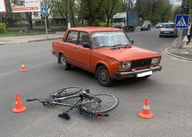 На перехресті у Житомирі зіткнулися ВАЗ та велосипедист, водія двоколісника госпіталізували