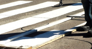 У Житомирі наносять розмітку на пішохідних переходах, а на магістральних вулицях почнуть після розблокування тендеру. ВІДЕО