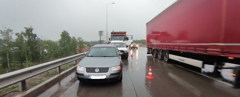 У Житомирському районі вантажівка в’їхала у Volkswagen, від удару легковик протаранив ще один автомобіль Фото 1