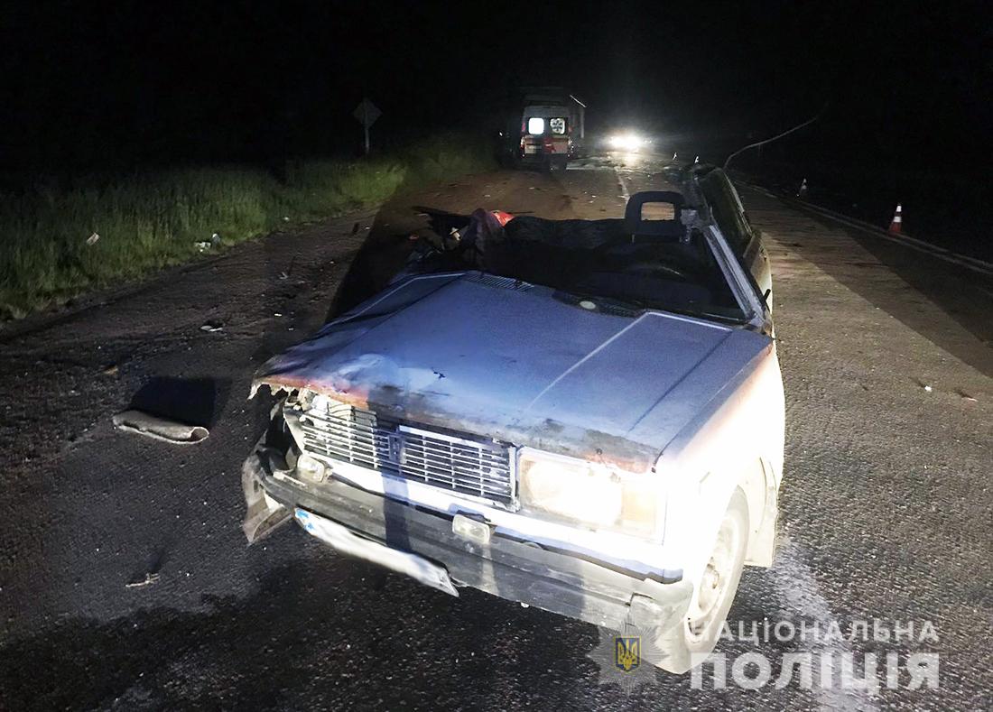 Біля Бердичева зіштовхнулися вантажівка та легковик: є загиблі та травмовані Фото 1