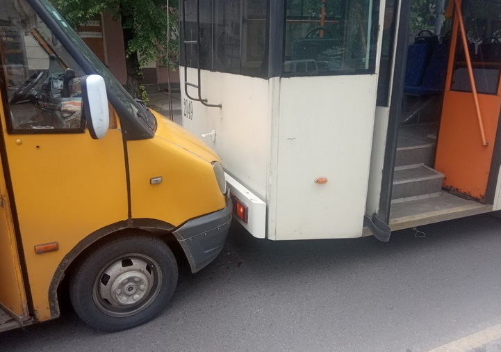 На Київській у Житомирі маршрутка наздогнала тролейбус. ФОТО