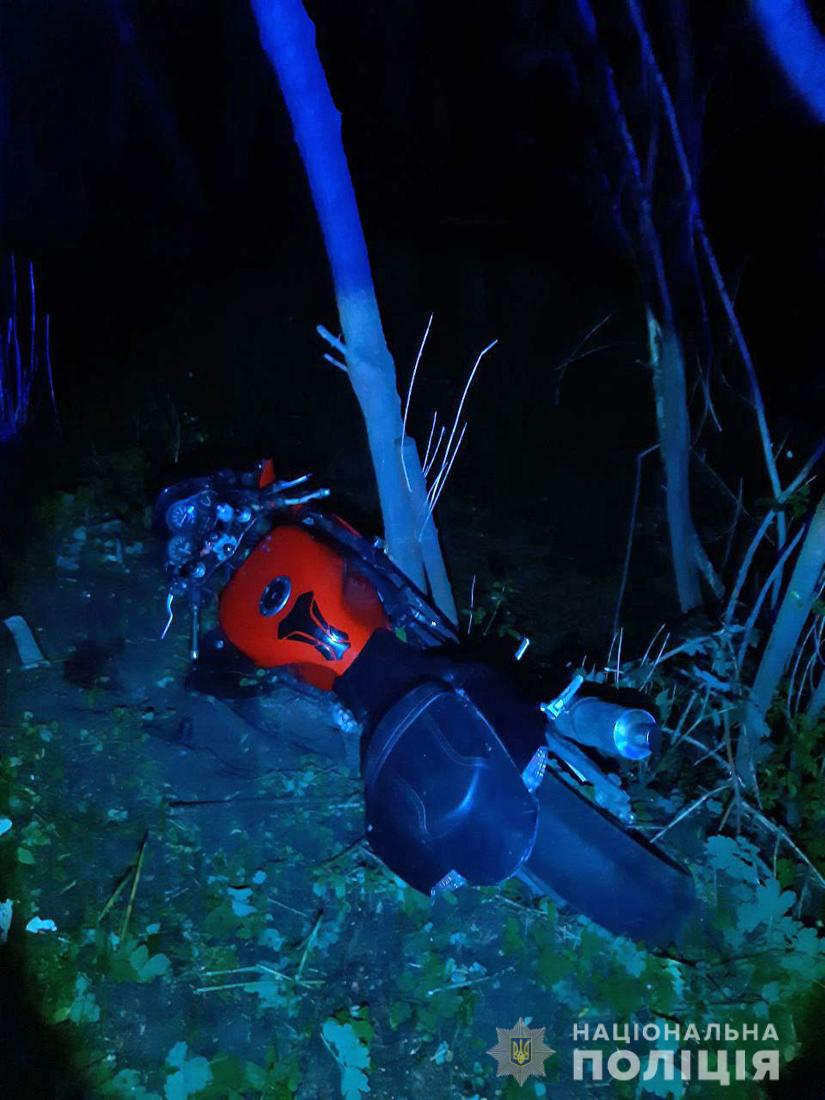 Уночі в селищі поблизу Житомира два мопеди не розминулися з зустрічним мотоциклом: двоє водіїв отримали травми Изображение 2