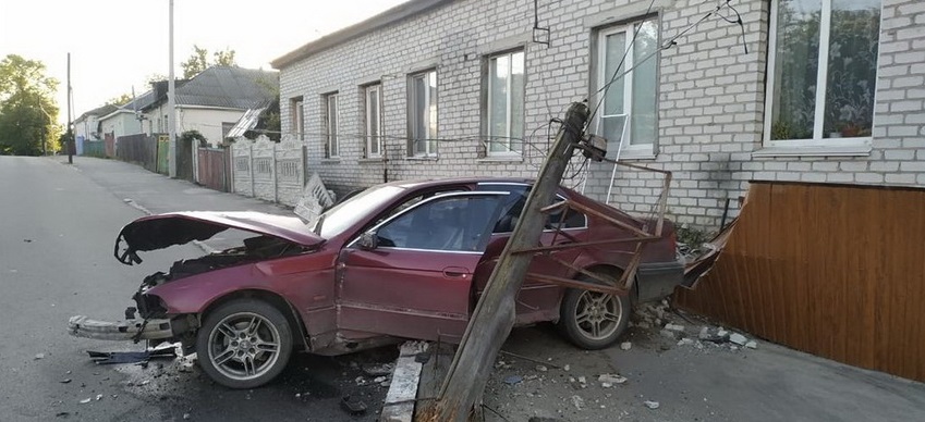 У місті Житомирської області BMW зніс стовп, розтрощив паркан і врізався у стіну будинку Изображение 2