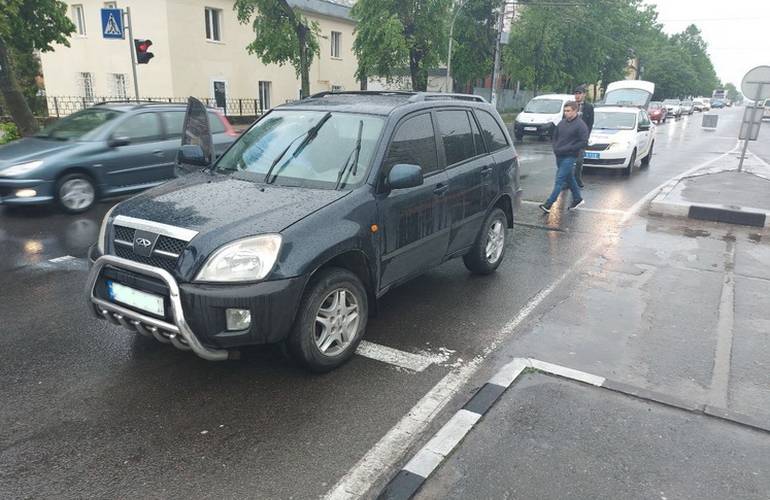 ДТП у Житомирі: водій Chery проїхав на червоне світло і збив пішоходів Фото 1