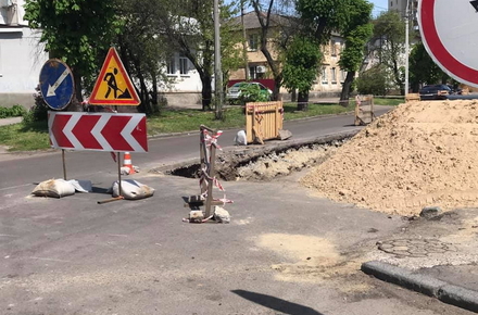 Через ремонт тепломережі на двох вулицях в центрі Житомира частково перекрили рух транспорту