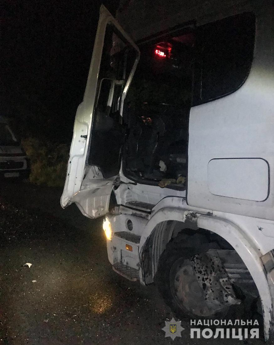 Біля Бердичева зіштовхнулися вантажівка та легковик: є загиблі та травмовані Фото 3