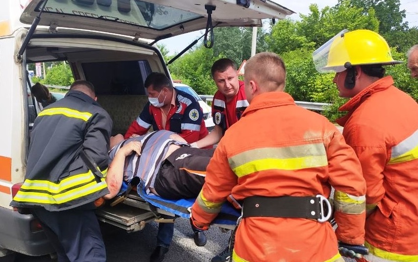 Нові деталі ДТП поблизу Житомира, де зіткнулися бус та легковик: 35-річний водій помер у лікарні Изображение 2