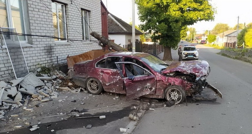 У місті Житомирської області BMW зніс стовп, розтрощив паркан і врізався у стіну будинку