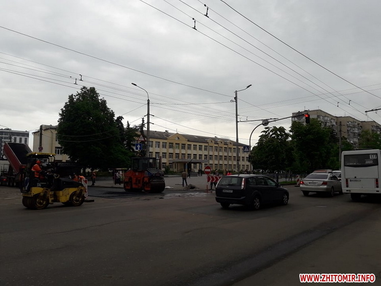 У Житомирі розпочали ремонт дороги на Хлібній та частково обмежили рух, на Київській творилася тягнучка Фото 3