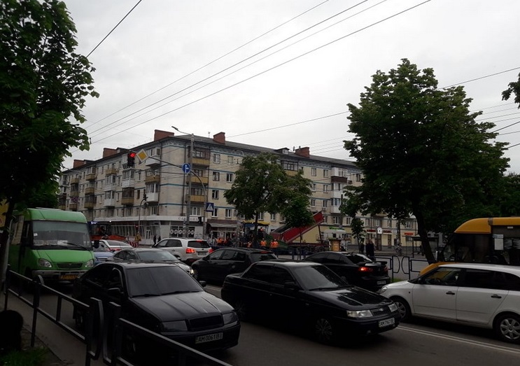 У Житомирі розпочали ремонт дороги на Хлібній та частково обмежили рух, на Київській творилася тягнучка Фото 1