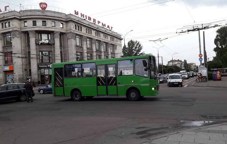 На Київській у Житомирі зіткнулись Skoda та маршрутка: на дорозі утворилась тягнучка. ФОТО Фото 1