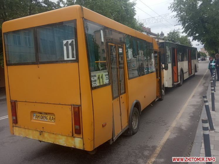 На Київській у Житомирі маршрутка наздогнала тролейбус. ФОТО Изображение 2