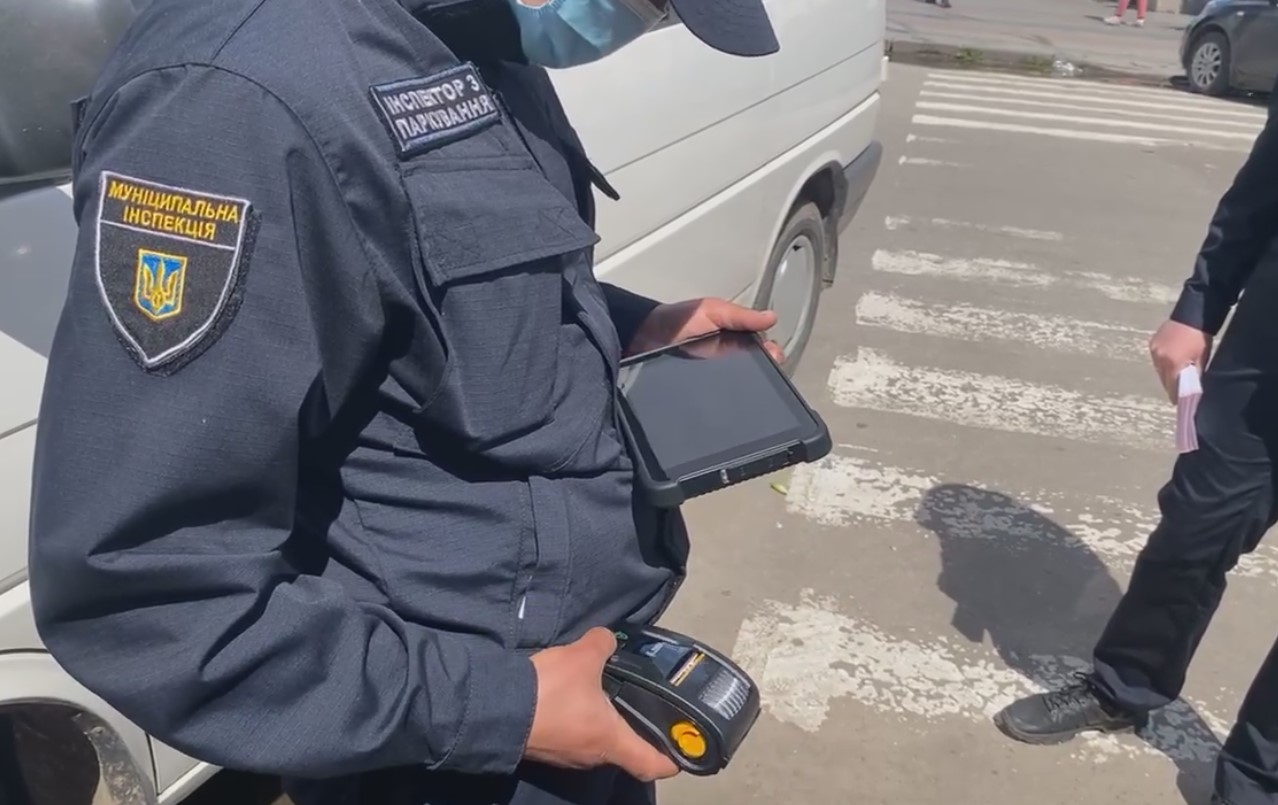 У Житомирі інспектори почали виписувати штрафи за неправильне паркування авто. ФОТО Фото 5
