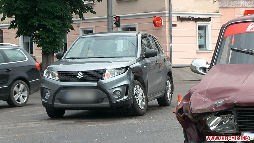 На перехресті в центрі Житомира зіткнулися Suzuki, ВАЗ та Volkswagen. ВІДЕО Фото 3